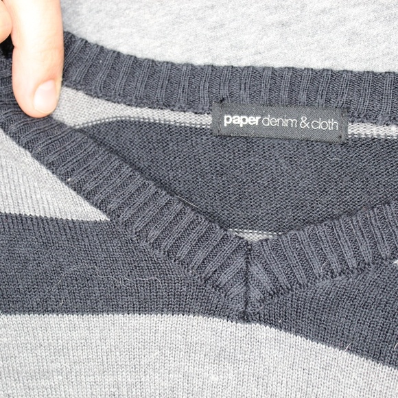 V neck sweater - Picture 2 of 2